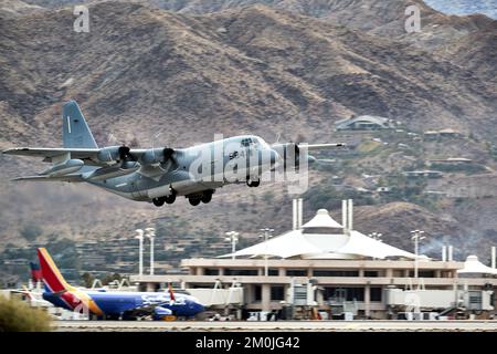 Palm Springs, Californie, États-Unis. 2nd décembre 2022. A United States Marines C-130 au départ de Palm Springs. (Image de crédit : © Ian L. Sitren/ZUMA Press Wire) Banque D'Images