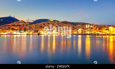 Le crépuscule au port d'Hermoupolis dans l'île de Syros, Grèce Banque D'Images