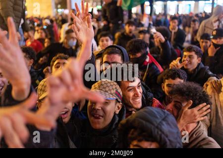 Madrid, Espagne, 6th décembre 2022. Les supporters de Morcco célèbrent avec déferlement leur équipe nationale sur la « Plaza del sol » lors de la coupe du monde de football 2022 au Qatar. La police était en état d'alerte pour les troubles possibles. Credit: Roberto Arosio/Alay Live News Banque D'Images