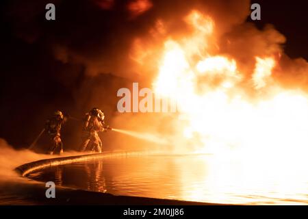 MCAS Cherry point, Caroline du Nord, États-Unis. 15th novembre 2022. ÉTATS-UNIS Les Marines de l'escadron de soutien de l'escadre Marine (SMSS) 472 utilisent des tuyaux à main pour éteindre les incendies de carburant lors d'un événement d'entraînement en direct à la Station aérienne Marine corps (MCAS) Cherry point, en Caroline du Nord, en novembre. 16, 2022. MWSS-472 le peloton de sauvetage expéditionnaire en cas d'incendie a collaboré avec les avions de la station de sauvetage et de lutte contre l'incendie pour remplir les exigences annuelles et utiliser des simulateurs de formation non disponibles dans leur unité. Crédit : États-Unis Marines/ZUMA Press Wire Service/ZUMAPRESS.com/Alamy Live News Banque D'Images