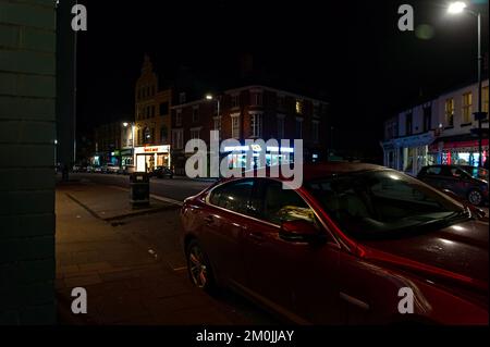 West Street la nuit avec une voiture Jaguar moderne garée au premier plan Banque D'Images
