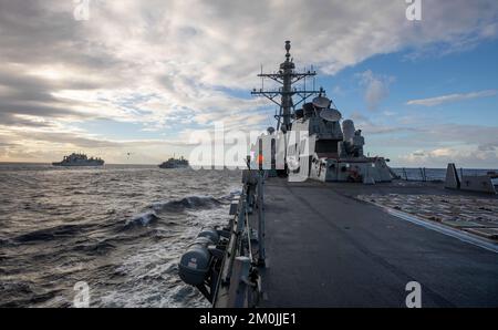 Mer Ionienne. 22nd novembre 2022. Le destroyer de missiles guidés de la classe Arleigh Burke USS Roosevelt (DDG 80), à droite, se dirige vers le navire de soutien de combat rapide USNS Arctic (T-AOE 8), au milieu, et le navire de fret et de munitions de la classe Lewis et Clark USNS William McLean (T-AKE 12), à gauche, pour effectuer une reconstitution verticale et une reconstitution en mer, novembre. 22, 2022. Roosevelt est en cours de déploiement aux États-Unis Marine Forces Europe zone d'opérations, employée par les États-Unis Sixième flotte pour défendre les intérêts des États-Unis, des alliés et des partenaires. (Image de crédit : © États-Unis Marine/ZUMA Press Wire Service/ZUMAPRESS.co Banque D'Images