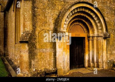 Porte romane normande ou anglaise à l'église St Michaels et All Angels à Guitting Power, district de Cotswold, Angleterre. Banque D'Images