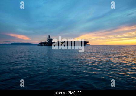 Naples, Italie. 28th novembre 2022. Le porte-avions de la classe Nimitz USS George H.W. Bush (CVN 77), avec le personnel embarqué du Carrier Strike Group (CSG) 10, arrive à Naples, en Italie, pour une visite portuaire prévue en novembre. 28, 2022. Le George H.W. Bush CSG est en cours de déploiement aux États-Unis Marine Forces Europe zone d'opérations, employée par les États-Unis Sixième flotte pour défendre les intérêts des États-Unis, des alliés et des partenaires. Crédit : États-Unis Marine/ZUMA Press Wire Service/ZUMAPRESS.com/Alamy Live News Banque D'Images