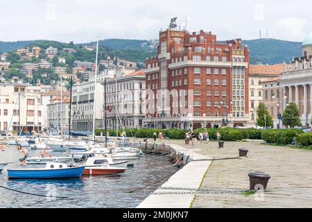 Promenade en front de mer (Riva Nazario Sauro), Trieste, région Friuli Venezia Giulia, Italie Banque D'Images