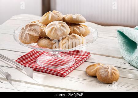 biscuits sur table en bois blanc Banque D'Images