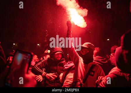 Barcelone, Espagne. 06th décembre 2022. Un jeune garçon marocain se met en lumière pour célébrer la victoire de son pays sur l'Espagne pour des sanctions lors de la coupe du monde se qualifiant pour les quarts de finale et quittant le pays européen éliminé. (Photo de Ximena Borrazas/SOPA Images/Sipa USA) crédit: SIPA USA/Alay Live News Banque D'Images