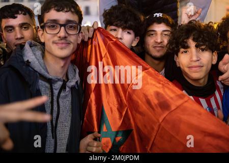 Madrid, Espagne, 6th décembre 2022. Les supporters de Morcco célèbrent avec déferlement leur équipe nationale sur la « Plaza del sol » lors de la coupe du monde de football 2022 au Qatar. La police était en état d'alerte pour les troubles possibles. Credit: Roberto Arosio/Alay Live News Banque D'Images