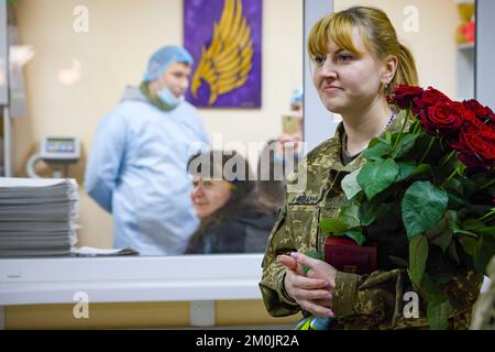 (Régions de Donetsk et Kharkiv d'Ukraine) lors d'un voyage de travail dans la région de Kharkiv le jour des forces armées d'Ukraine, le Président Volodymyr Zelenskyy a visité un centre médical où les militaires blessés sont soignés. À l'hôpital, il a rencontré des médecins de combat, les a félicités le jour des forces armées d'Ukraine et a remis des prix d'État. Banque D'Images