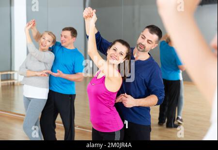 Jeune couple pratiquant la danse active en paire Banque D'Images