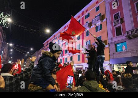 Milan, Italie, 06th décembre 2022. Les fans marocains célèbrent la victoire historique de la coupe du monde contre l'Espagne à Corso Buenos Aires, Milan, Italie Banque D'Images