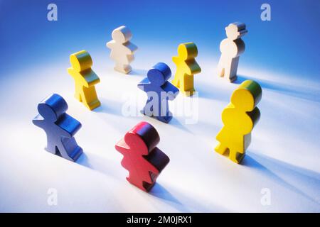 Figurines de famille en bois sur fond bleu Banque D'Images