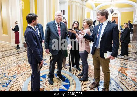 Washington, États-Unis. 06th décembre 2022. ÉTATS-UNIS Le sénateur Patrick Leahy (D-VT) parle avec des journalistes près de la Chambre du Sénat aux États-Unis Capitole. Crédit : SOPA Images Limited/Alamy Live News Banque D'Images