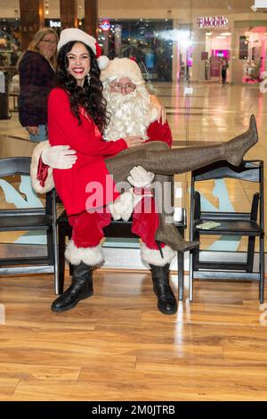 Natasha Blasick, Al Burke - Santa assister à la fondation Christy's célèbre le « Season of Giving » sponsorisé par Footbuddys au Topanga Mall, Los Angeles, CA 5 décembre 2022 Banque D'Images