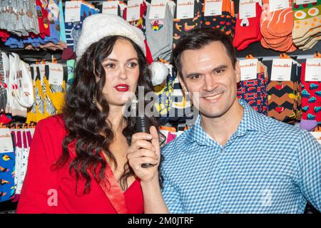 Natasha Blasick, Kash Hovey assister à la Fondation Christy célèbre le « Season of Giving » sponsorisé par Footbuddys au Topanga Mall, Los Angeles, CA 5 décembre 2022 Banque D'Images