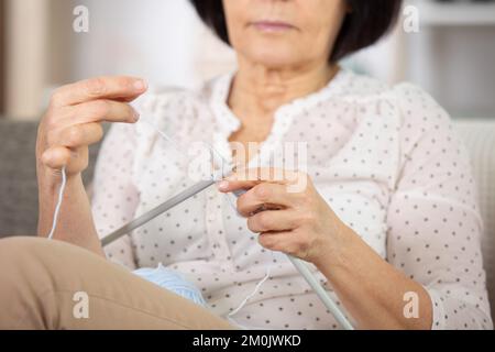 coupe courte pour femme tricotage Banque D'Images