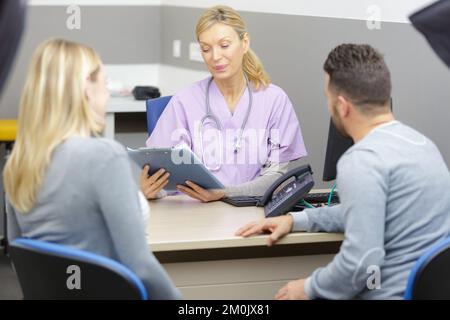 obstétrique et gynécologie parlant à un couple Banque D'Images