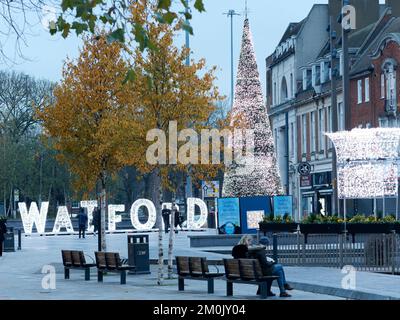 Décorations de Noël colorées dans la Parade dans le centre-ville de Watford en 2022 Banque D'Images