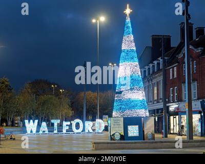 Décorations de Noël colorées la nuit dans la Parade dans le centre-ville de Watford en 2022 Banque D'Images