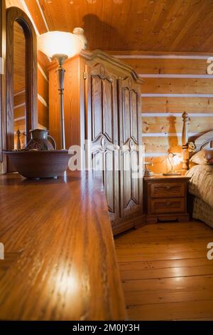 Commode en bois antique et armoire dans la chambre à coucher à l'intérieur 1978 construit réplique de la vieille maison en rondins de style Cottage Canadiana des années 1800. Banque D'Images
