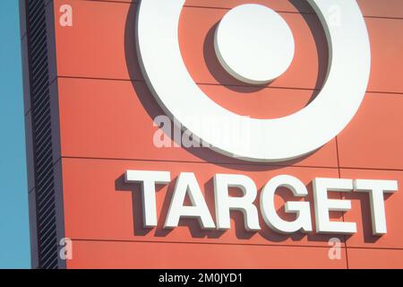 Bronx, NY - 27 février 2022 : gros plan du logo du grand magasin Target dans le col de Throgs Banque D'Images