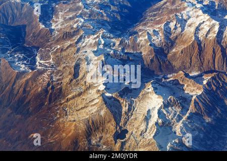 Vue sur les montagnes enneigées directement d'en haut. Alpes suisses couvertes de neige Banque D'Images