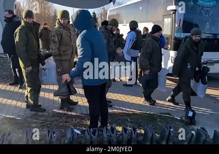 Moscou, Russie. 07th décembre 2022. Un groupe de soldats russes après avoir été libéré dans un échange de prisonniers entre la Russie et l'Ukraine quelque part dans un lieu non spécifié, le mardi, décembre. 6, 2022. Les responsables russes et ukrainiens ont rapporté mardi que la Russie avait libéré 60 soldats ukrainiens, tandis que l'Ukraine avait remis le même nombre de troupes russes. Photo du bureau de presse du ministère de la Défense russe/UPI crédit: UPI/Alay Live News Banque D'Images