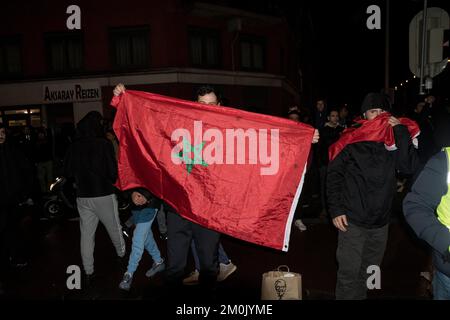 12-06-2022.la Haye, les pays-Bas.les fans de football ont célébré la victoire marocaine sur l'Espagne à la coupe du monde.finalement, la police anti-émeute a dégagé la zone. Banque D'Images