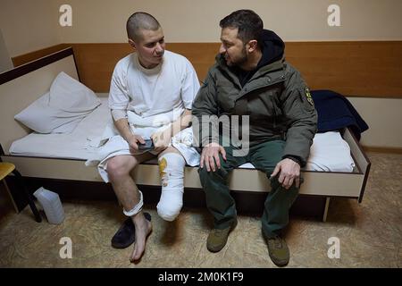 Kharkiv, Ukraine. 07th décembre 2022. Le président ukrainien Volodymyr Zelensky rend visite à des soldats blessés à l'hôpital de Kharkiv, Donetsk, Ukraine, le mardi, décembre. 6, 2022. Où les affrontements les plus violents de la guerre avec la Russie ont eu lieu en Ukraine. Photo du Bureau de presse présidentiel ukrainien via/ Credit: UPI/Alamy Live News Banque D'Images