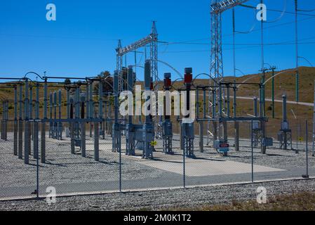 Un regard sur la vie en Nouvelle-Zélande : production d'énergie hydro-électrique à la centrale électrique de Tekapo B sur les rives du lac Pukaki, Twizel, Île du Sud. Banque D'Images