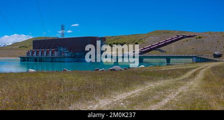 Un regard sur la vie en Nouvelle-Zélande : production d'énergie hydro-électrique à la centrale électrique de Tekapo B sur les rives du lac Pukaki, Twizel, Île du Sud. Banque D'Images