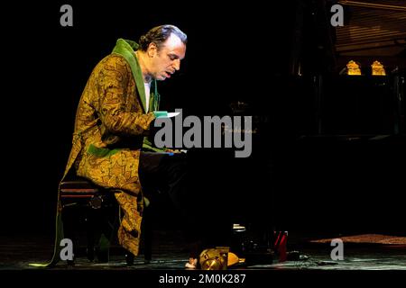 Milan, Italie. 06th décembre 2022. Le musicien, auteur-compositeur et producteur canadien Chilly Gonzales se produit en concert au Teatro Lirico Giorgio Gaber. Crédit : SOPA Images Limited/Alamy Live News Banque D'Images