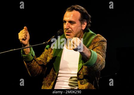 Milan, Italie. 06th décembre 2022. Le musicien, auteur-compositeur et producteur canadien Chilly Gonzales se produit en concert au Teatro Lirico Giorgio Gaber. Crédit : SOPA Images Limited/Alamy Live News Banque D'Images