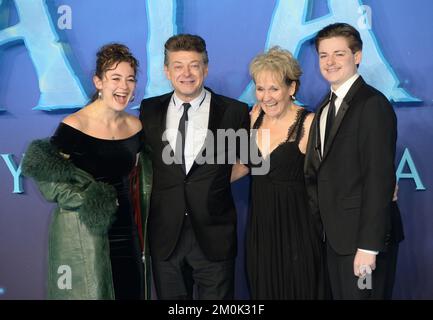 La photo doit être créditée ©Alpha Press 078237 06/12/2022 Andy Serkis avec la femme Lorraine Ashbourne et la fille Ruby and son Louis Avatar la voie de l'eau première à Londres Banque D'Images