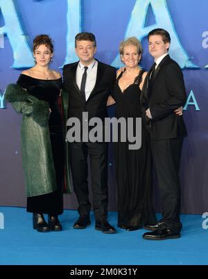 La photo doit être créditée ©Alpha Press 078237 06/12/2022 Andy Serkis avec la femme Lorraine Ashbourne et la fille Ruby and son Louis Avatar la voie de l'eau première à Londres Banque D'Images