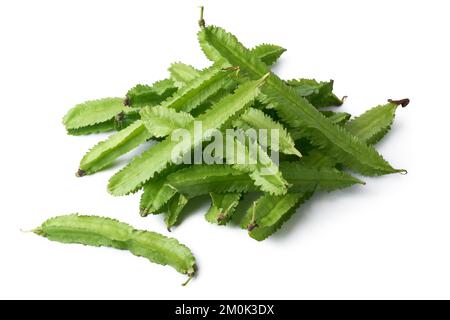 pile de haricots ailés, également connus sous le nom de cigarillas, manille ou haricots à quatre angles ou goa, pois asperges, légume tropical isolé sur blanc Banque D'Images