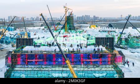 HARBIN, CHINE - le 6 DÉCEMBRE 2022 - les travailleurs travaillent sur le site de construction du Ice and Snow World 24th à Harbin, province de Heilongjiang, le 6 décembre 2022. Banque D'Images