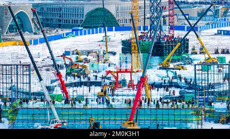 HARBIN, CHINE - le 30 NOVEMBRE 2022 - les travailleurs travaillent sur le site de construction du Ice and Snow World de 24th à Harbin, province de Heilongjiang, le 30 novembre 202 Banque D'Images