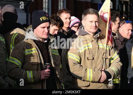 Londres, Royaume-Uni. 6th décembre 2022. Le Syndicat des brigades de pompiers (LFU) est membre de l'action industrielle après le rejet d'une augmentation de salaire de 5%. Des centaines de pompiers ont assisté à un rassemblement à Westminster avant de rencontrer les députés alors que le vote s'est ouvert le 5th décembre et se termine le 30th janvier. Crédit : onzième heure Photographie/Alamy Live News Banque D'Images