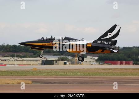 10-0058 (7), un KAI T-50B Golden Eagle des Black Eagles, l'équipe de démonstration en vol de la Force aérienne de la République de Corée, à son arrivée à la RAF Fairford dans le Gloucestershire pour participer au Royal International Air Tattoo 2022. Banque D'Images