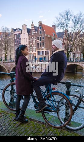 Un couple en voyage dans la ville d'Amsterdam en hiver Banque D'Images