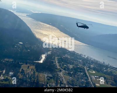 DES hélicoptères UH-60 Black Hawk, exploités par des soldats de la Garde nationale de Pennsylvanie, survolent les zones de fort Indiantown Gap et Harrisburg pendant qu'ils font une visite aérienne à Ingrida Šimonytė, le Premier ministre de Lituanie. Banque D'Images