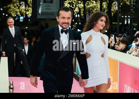 William Abadie et invité assistent à la 'Emily in Paris' par Netflix - première mondiale de la saison 3 au Théâtre des champs Elysées sur 07 décembre 2022 à Paris, France. Photo de Nasser Berzane/ABACAPRESS.COM Banque D'Images