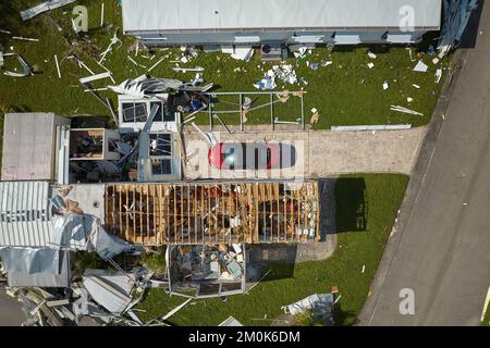 Détruit par l'ouragan Ian maisons de banlieue dans la zone résidentielle de la maison mobile de Floride. Conséquences des catastrophes naturelles Banque D'Images