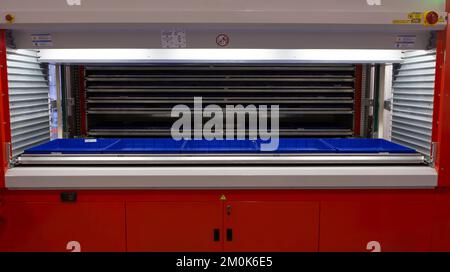 Solution ergonomique de stockage vertical. Système automatisé de stockage et de récupération. Entrepôt industriel moderne. Banque D'Images