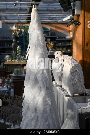 Michendorf, Allemagne. 25th novembre 2022. Des figurines de pingouin et des arbres de Noël artificiels sont proposés comme décorations de Noël au Rosengut Langerwisch. Credit: Jens Kalaene/dpa/Alamy Live News Banque D'Images