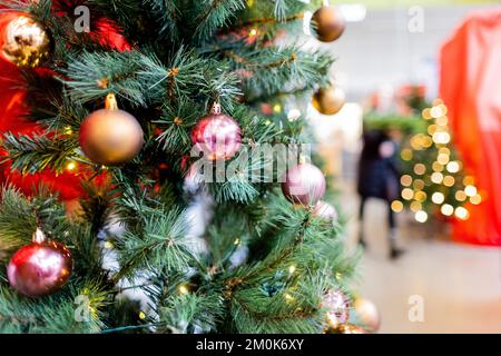 Cologne, Allemagne. 24th novembre 2022. Un arbre de Noël en plastique (PVC) décoré de boules d'arbre de Noël est à vendre dans un magasin de bricolage Toom. (À dpa : « Noël durable : quel est le meilleur arbre pour l'environnement ? ») Credit: Rolf Vennenbernd/dpa/Alay Live News Banque D'Images