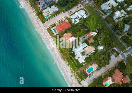 Vue de dessus de grandes maisons résidentielles dans la petite ville de l'île Boca Grande sur l'île de Gasparilla dans le sud-ouest de la Floride. Les maisons de rêve américaines comme Banque D'Images