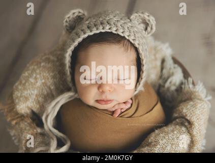 Bébé dans un chapeau d'ours Banque D'Images