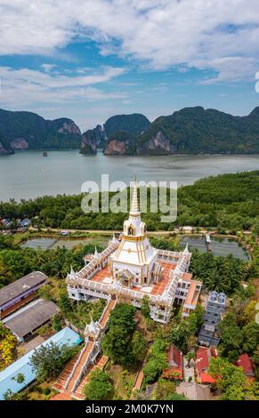 Vue aérienne du temple de Wat Laem Sak dans la province de Krabi, en Thaïlande Banque D'Images